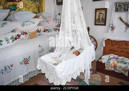 Wiege mit Puppen im Schlafzimmer Stockfoto