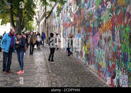 Touristen an der John Lennon Mauer in der Altstadt von Prag. Stockfoto