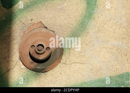 Alte verrostete Glocke am Eingang eines Hauses In prag Stockfoto