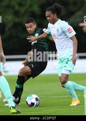 Lohne, Deutschland. August 2020. Fußball: Testspiele: SV Werder Bremen - FC Groningen. Werders Tahith Cohong kämpft gegen Groningens Daniel van Kaam (l) um den Ball. Kredit: Carmen Jaspersen/dpa/Alamy Live Nachrichten Stockfoto