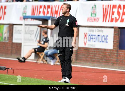 Lohne, Deutschland. August 2020. Fußball: Testspiele: SV Werder Bremen - FC Groningen. Werders-Coach Florian Kohfeldt ist am Rande. Kredit: Carmen Jaspersen/dpa/Alamy Live Nachrichten Stockfoto