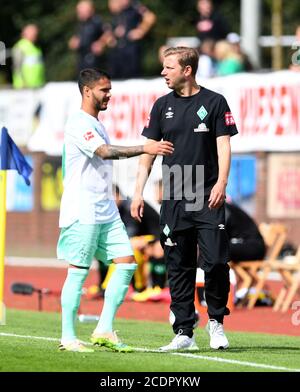 Lohne, Deutschland. August 2020. Fußball: Testspiele: SV Werder Bremen - FC Groningen. Werders-Coach Florian Kohfeldt im Gespräch mit Leonardo Bittencourt. Kredit: Carmen Jaspersen/dpa/Alamy Live Nachrichten Stockfoto