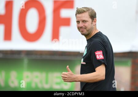 Lohne, Deutschland. August 2020. Fußball: Testspiele: SV Werder Bremen - FC Groningen. Werders-Coach Florian Kohfeldt gestikuliert am Rande. Kredit: Carmen Jaspersen/dpa/Alamy Live Nachrichten Stockfoto