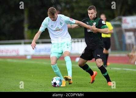 Lohne, Deutschland. August 2020. Fußball: Testspiele: SV Werder Bremen - FC Groningen. Werders Nick Woltemade kämpft gegen Groningens Gabriel Gudmundsson (r) um den Ball. Kredit: Carmen Jaspersen/dpa/Alamy Live Nachrichten Stockfoto