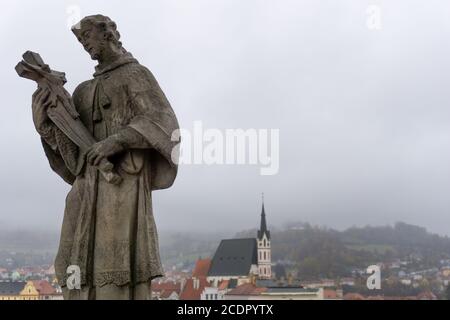 Statue einer Person, die ein Kreuz mit Jesus gekreuzigt hält Stockfoto