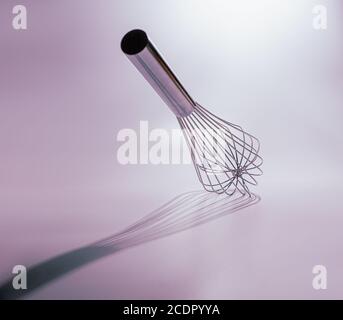 Schneebesen isoliert vor weißem Hintergrund Stockfoto