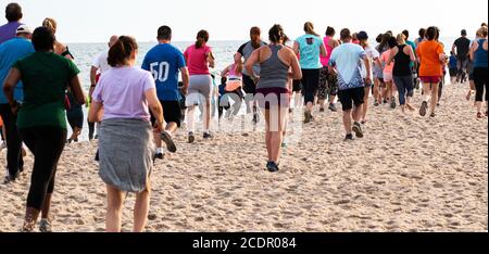 Babylon, New York, USA - 24. Juni 2019: Hunderte von Läufern sind ein Rennen am Strand als Teil des New York State Parks Sommer Serie von Rennen. Stockfoto