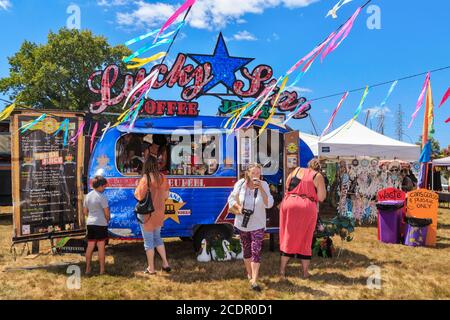 Ein farbenfroher Kaffee- und Saftstand in einem alten umgebauten Wohnwagen. Fotografiert auf einer Messe in Tauranga, Neuseeland, 2. März 2019 Stockfoto