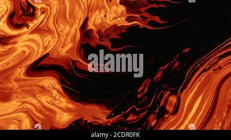 Abstrakte Muster. Feurige Flüssigkeit auf schwarzem Hintergrund Stockfoto
