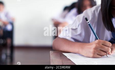 Schüler schreiben und Prüfung mit Stress im Klassenzimmer. Stockfoto