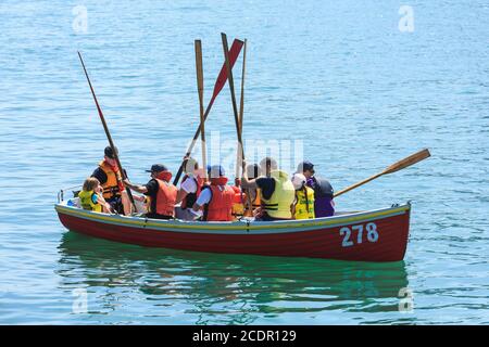 Mitglieder der Sea Scouts üben Rudern in Auckland Hafen, Neuseeland. Januar 27 2019 Stockfoto