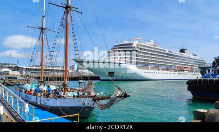 Ein traditionelles Segelschiff, die 'Ted Ashby', und ein moderner Kreuzfahrtschiff, die 'Viking Orion' in Auckland Harbour, Auckland, Neuseeland, Januar 27 2019 Stockfoto