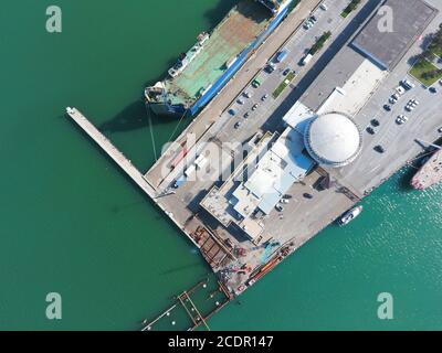 Draufsicht auf den Hafen und Kai von Novorossijsk. Stadtlandschaft der Hafenstadt Stockfoto