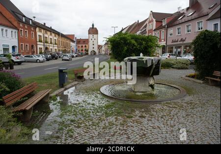 Vilseck, Deutschland. August 2020. Blick über den Marktplatz der Stadt, wo auf Schloss Dagestein anlässlich des angekündigten US-Truppenabzugs aus Bayern ein Informationsaustausch stattfindet. Der Ankündigung zufolge wollen die USA etwa ein Drittel ihrer 36,000 Soldaten in Deutschland zurückziehen. Zwischen 4500 und 4900 sollen auch Vilseck in der Oberpfalz verlassen. Quelle: Timm Schamberger/dpa/Alamy Live News Stockfoto