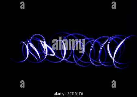 Futuristische Overlay Lichtmuster.Abstrakte Neonlichter Spuren in den schwarzen Hintergrund. Stockfoto