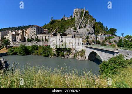 Sisteron auf dem Baume-Felsen am Ufer der Durance. Sisteron ist eine Gemeinde im Département Alpes-de-Haute-Provence in Frankreich Stockfoto