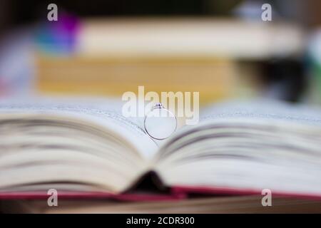 Ein Verlobungsring in der Bibel Stockfoto
