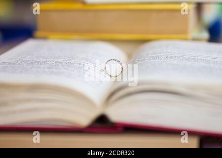 Ein Ehering in der Bibel Stockfoto