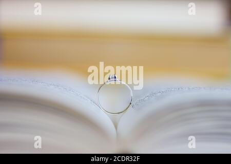 Ein Verlobungsring in der Bibel Stockfoto