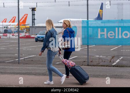 Flughafen London Southend, Essex, Großbritannien. August 2020. Passagiere, die den Flughafen London Southend verlassen, werden an Bord des Ryanair-Fluges FR2183 von Venedig, Italien, in Großbritannien angekommen. Italien steht weiterhin auf der Liste der Länder, aus denen Reisende sich nach ihrer Rückkehr aufgrund der COVID-19-Coronavirus-Vorschriften selbst isolieren müssten Stockfoto