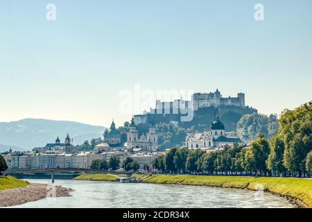 Blick auf das Schloss Salzburg von der Salzach im Sommer Stockfoto