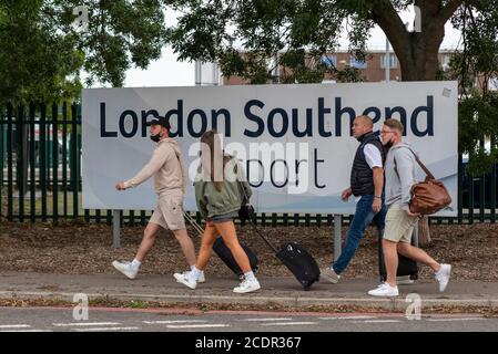 Flughafen London Southend, Essex, Großbritannien. August 2020. Passagiere, die den Flughafen London Southend verlassen, werden an Bord des Ryanair-Fluges FR2183 von Venedig, Italien, in Großbritannien angekommen. Italien steht weiterhin auf der Liste der Länder, aus denen Reisende sich nach ihrer Rückkehr aufgrund der COVID-19-Coronavirus-Vorschriften selbst isolieren müssten Stockfoto