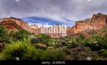 Sonnenaufgang über Mt. Kinesava und West Temple im Zion National Park, Utah, USA, während eines frühen Morgens Wanderung auf der Wächter Trail Stockfoto