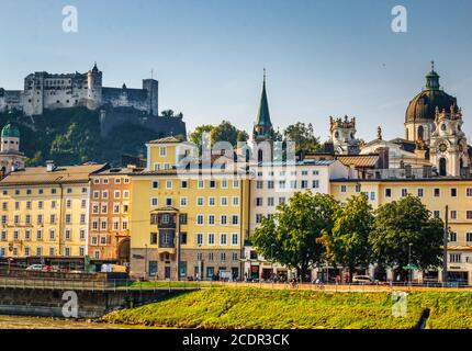 Blick auf das Schloss Salzburg von der Salzach im Sommer Stockfoto