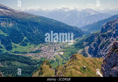 Kurort Leukerbad im Wallis, Schweiz. Bild archivieren c.. Hochauflösender Scan aus Transparentfolie, August 2020. Kredit: Malcolm Park/Alamy. Stockfoto