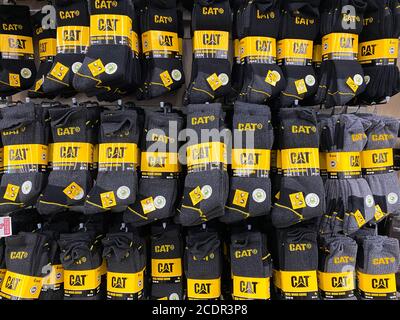 Viersen, Deutschland - 9. Juli. 2020: Blick auf schwarze Katzenraupensocken im Regal des deutschen Supermarkts Stockfoto