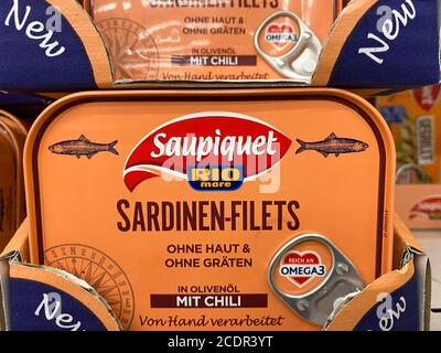 Viersen, Deutschland - 9. August. 2020: Blick auf Can saupiquet Sardinen im Regal des deutschen Supermarkts (Fokus auf Dose vorne) Stockfoto