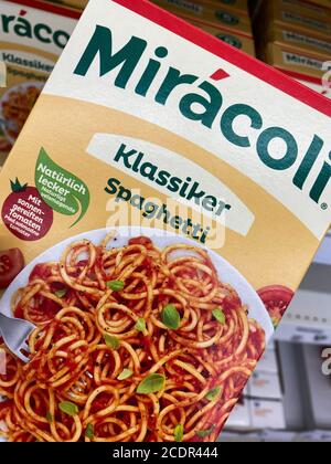 Viersen, Deutschland - 9. August. 2020: Blick auf Hand halten Paket miracoli Nudeln im deutschen Supermarkt Stockfoto