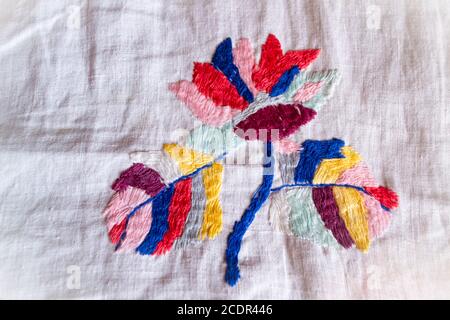 Bunte Blume Hand bestickt glatte Dekoration auf weißem Stoff , vintage Volksstickerei in Belarus, zweite Hälfte des 19. Jahrhunderts Stockfoto