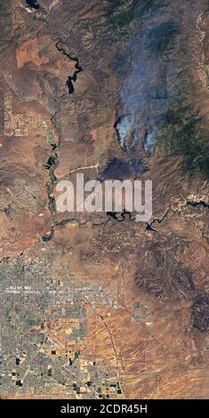 PHEONIX, AZ, USA - 14. Juni 2020 - Dieses Satellitenbild zeigt die Brandnarbe von Bush Fire und einige aktive Brandfronten, wie sie am 14. Juni 2020 erschienen. Ein Stockfoto