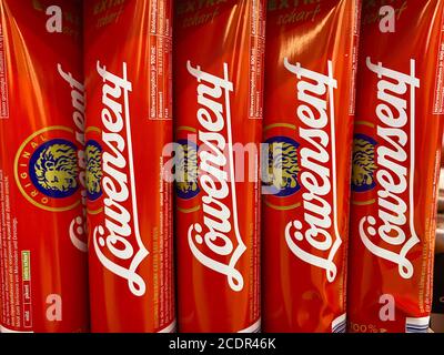Viersen, Deutschland - 9. August. 2020: Blick auf rote Röhren löwensenf Senf in einer Reihe im Regal des deutschen Supermarkt Stockfoto