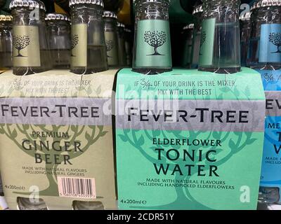 Viersen, Deutschland - 9. Juli. 2020: Nahaufnahme von Flaschen Fever-Tree Tonic Water im Regal des deutschen Supermarkts Stockfoto