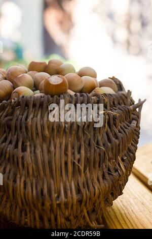 Ein Korb mit gerösteten Haselnüssen einladen Stockfoto