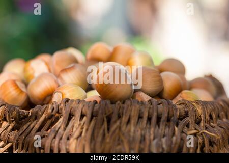 Ein Korb mit gerösteten Haselnüssen einladen Stockfoto