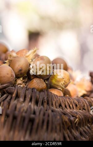 Ein Korb mit gerösteten Haselnüssen einladen Stockfoto