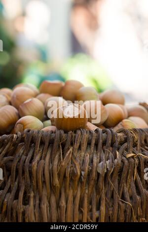 Ein Korb mit gerösteten Haselnüssen einladen Stockfoto