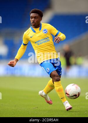 Tariq Lamptey von Brighton und Hove Albion während der Vorsaison im AMEX Stadium in Brighton, wo bis zu 2500 Fans das Spiel sehen durften, nachdem die Regierung eine weitere Reihe von Sportveranstaltungen angekündigt hatte, die für die sichere Rückkehr der Zuschauer genutzt werden sollen. Stockfoto