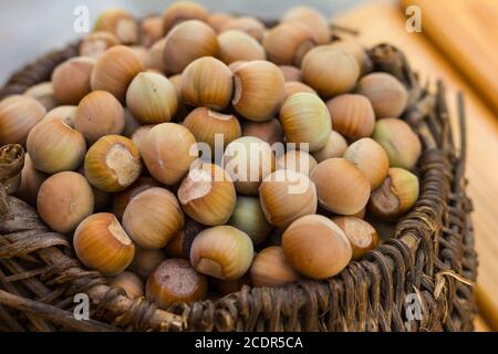 Ein Korb mit gerösteten Haselnüssen einladen Stockfoto