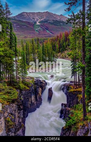 Die Sunwapta Falls entlang des Icefields Parkway, Alberta, Kanada. Stockfoto