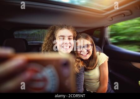 Junge Mädchen im Auto, die ein Selfie-Foto von Selbst Stockfoto