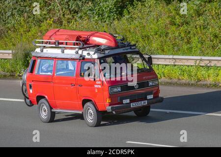 1989 80er Jahre rot VW Volkswagen; Wohnwagen und Wohnmobile, Wohnmobil auf britischen Straßen, Wohnmobil Freizeitfahrzeug, Familienurlaub, Caravanette Urlaub, Touring Caravan Urlaub, van Umbauten, Vanagon autohome, Leben auf der Straße, Dormobile Stockfoto