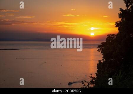 Sonnenuntergang über dem Bodensee an der Grenze zu Österreich, der Schweiz und Deutschland Stockfoto