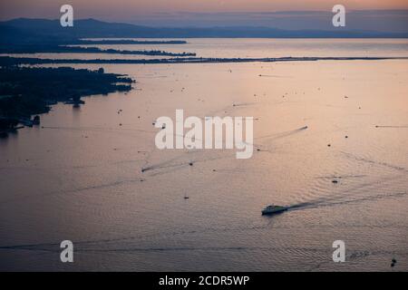 Sonnenuntergang über dem Bodensee an der Grenze zu Österreich, der Schweiz und Deutschland Stockfoto