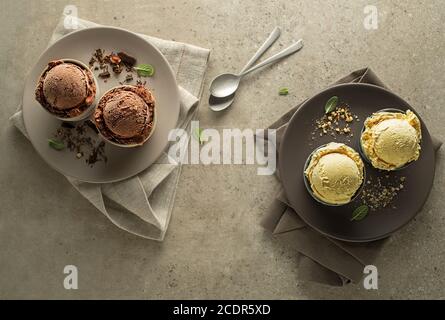 Satz von Eis Schaufeln mit Schokolade und Vanille Aromen Stockfoto