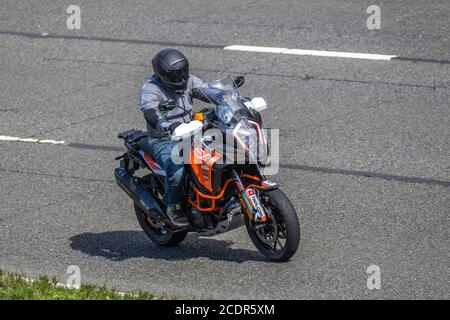 KTM orange Adventure 6 Motorradfahrer; zweirädrige Transport, Motorräder, Fahrzeug, Straßen, Motorräder, Motorradfahrer fahren in Chorley, UK Stockfoto