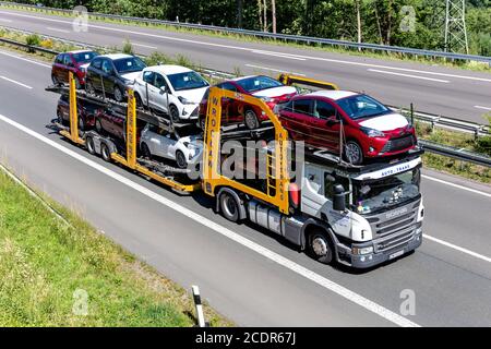 Auto-Trans Scania P410 Auto-LKW auf der Autobahn. Stockfoto